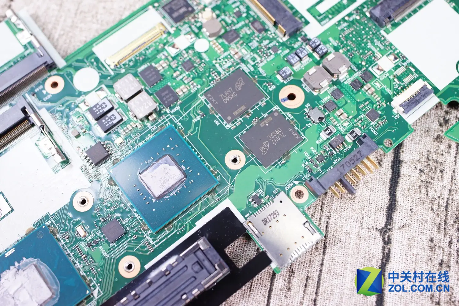 NVIDIA GeForce 940MX chip and two memory chips