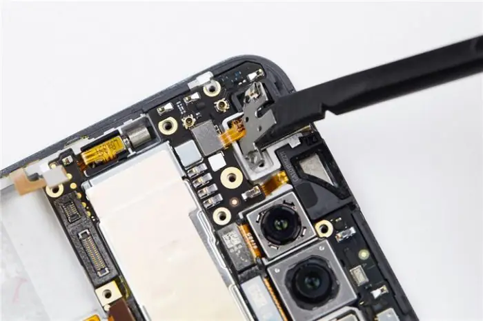 Remove the metal plate from the earphone
