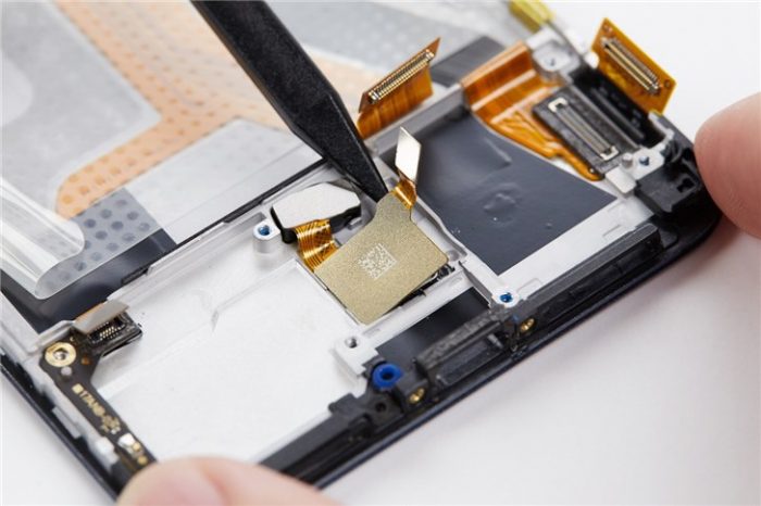 remove the IC of the in-display fingerprint reader