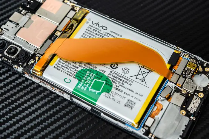 Cable on the battery