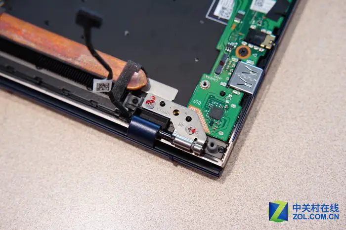 LCD hinge