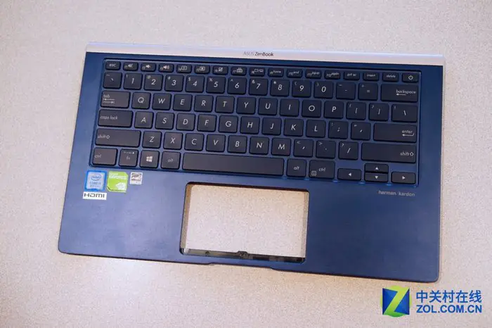 Asus ZenBook 14 UX433FA palm rest