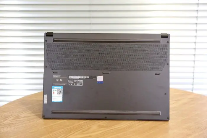 Remove the bottom cover of the MSI GS66