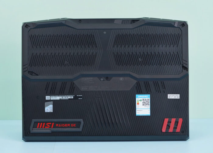 MSI Raider GE67 HX bottom